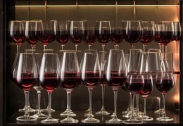 博西华酒柜客服热线平台梳理♫红酒杯摆放到酒柜，这样摆放才美观