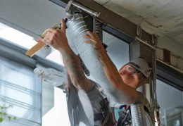 长虹空调厂家总部维修热线解读←空调高空安装技巧详解